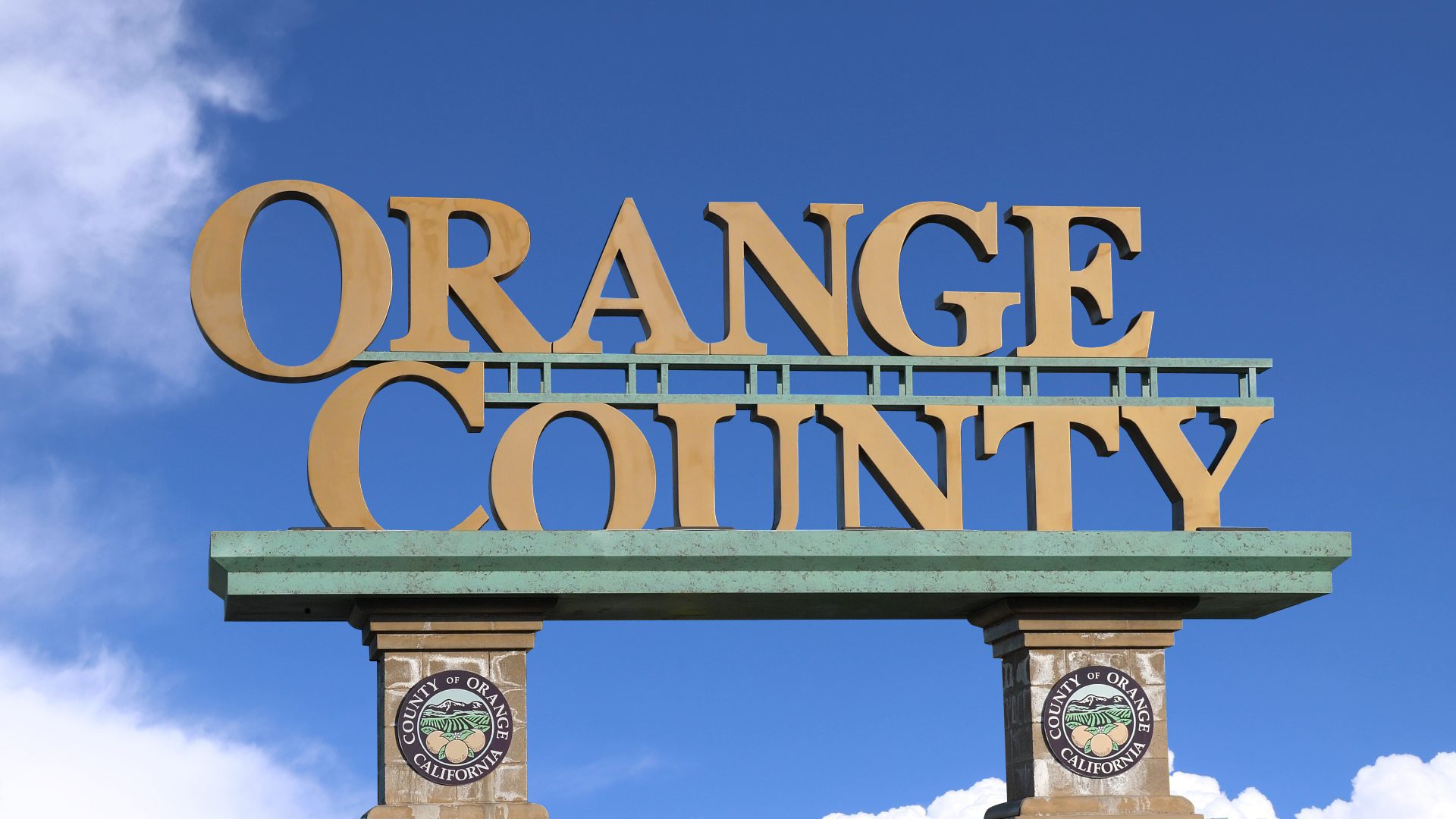 GettyImages-1306937893 A sign that says orange county with the words " orange county ".
